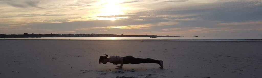 Yoga au coucher du soleil