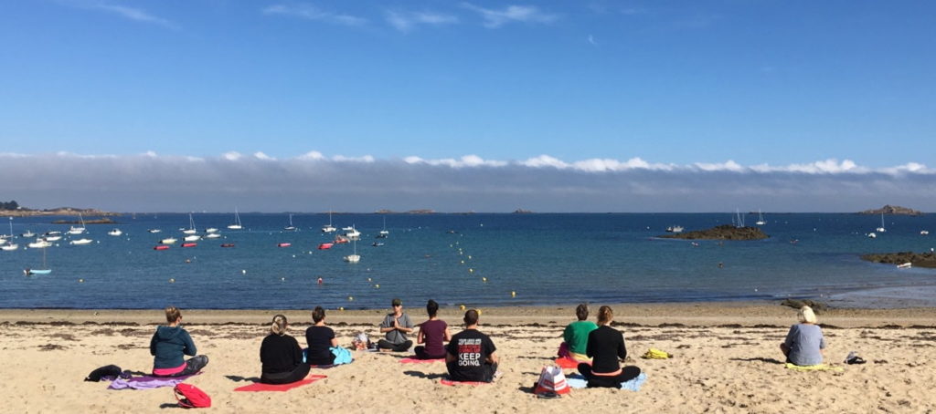 Cours de yoga sur la plage